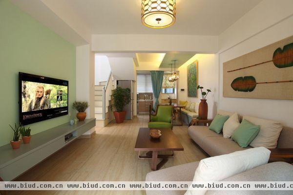 绿色的小清新一直新婚夫妇喜欢的款型。客厅整体搭配比较和谐，粉绿色被穿插运用在各个角落，总体来看就比较统一和谐了。