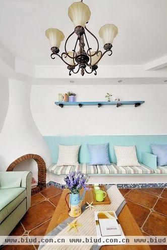 客厅布置的很简单，木质地板，白面墙配上简单的蓝色沙发。