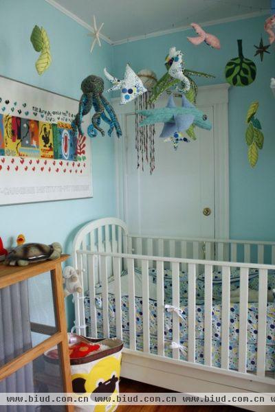 儿童房采用蓝色墙面，孩子很喜欢。