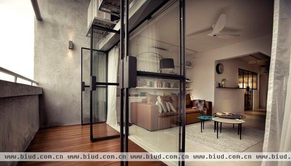 原始的水泥、粗犷的铁件，以及能反映前卫设计与明亮采光的玻璃和白色等元素一概融入这间跃层公寓住家中。
