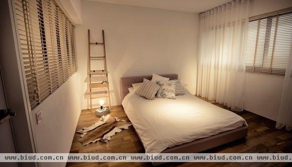 卧室的设计依然是没有豪华满目的装饰，白面墙再配上白色窗帘，现代衣柜，这样的搭配看起来很舒服很温馨。