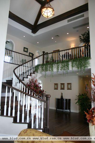 美式风格豪华别墅楼梯装修效果图