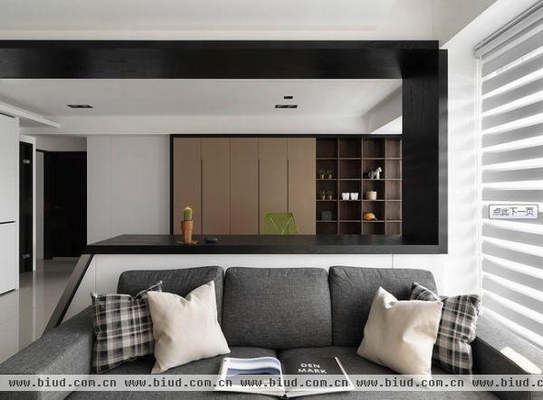 沙发选择具有厚度质感的布料，单椅衬托出主人的品味，造型别致的木头牙凳兼小桌台功能，灰阶地毯在凝聚空间中心的氛围。