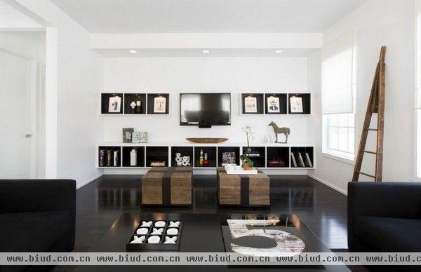 这间住宅位于美国奥兰多，房间设计风格十分人性化，也十分适合居住。平面布置图是这间三层样板房的根基，也和左边的窗户风格十分吻合。室内装饰采用两种色调，搭配着白色墙和espresso咖啡色的地板和黑白相间的木制品，细木家具是艺术性和功能性的结合。