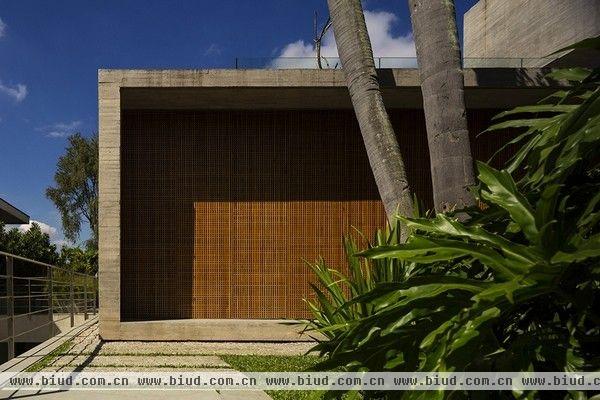 这间由Studio MK27设计的P House位于巴西圣保罗，面积772平方米，设计师将其形容为“一个难解的游戏，由三个建筑体围绕一个核心组成”。住宅内部同样充满设计感，木材的使用带来优雅沉稳的感觉。