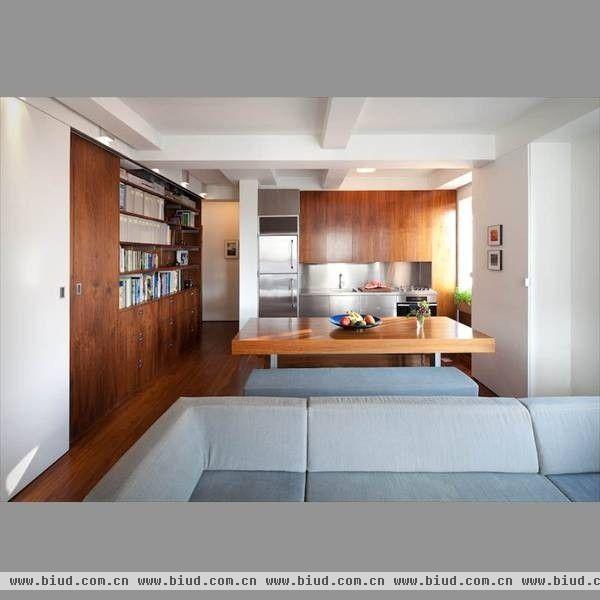 这间公寓位于纽约，设计公司Studio Garneau 在卧室的巧妙设计让客厅变的更大了，白天时床架可直立收纳，不仔细看以为没有卧室，做到了卧室和客厅一体。而图中的拉门，本身就是一面投影布幕，是不是很实用?一起来看看吧。