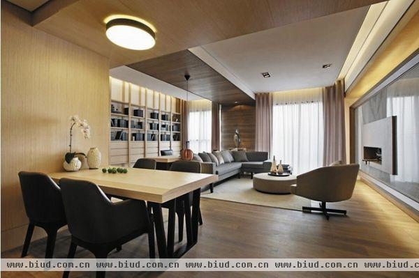 设计师以温暖的木色环抱空间，带出舒适而悠闲的居家情调。