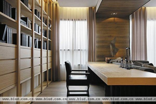 设计师以温暖的木色环抱空间，带出舒适而悠闲的居家情调。
