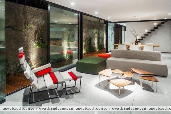 本案位于巴西圣保罗，由CR2 Arquitetura于2013年设计完工。住宅十分具有艺术感，拼接的椅子，不同家装材质的搭配，使得整体空间大方而休闲，又充满居家的温馨感。