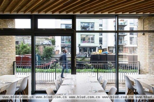 伦敦当地知名建筑设计团队TILT 所一手打造，你可以说它是一间画廊、酒吧、咖啡店、餐厅，也能说是艺文活动的举办场地，因为在这个复合空间里不但能享受美食和餐点，也提供视觉的飨宴。