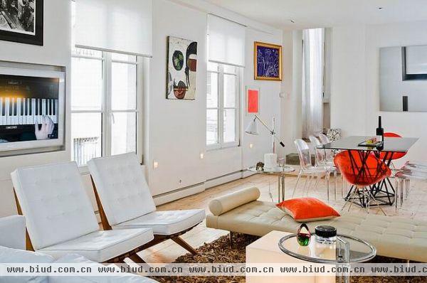 这间公寓位于法国巴黎，室内面积70平米左右。现代，简约，前卫可以用来描述这间公寓。客厅当中家具的简洁线条，干净的用色，让人进来一下子感受到平静，角落的装饰带来温馨，让室内不至于全被简约的冷静占据。