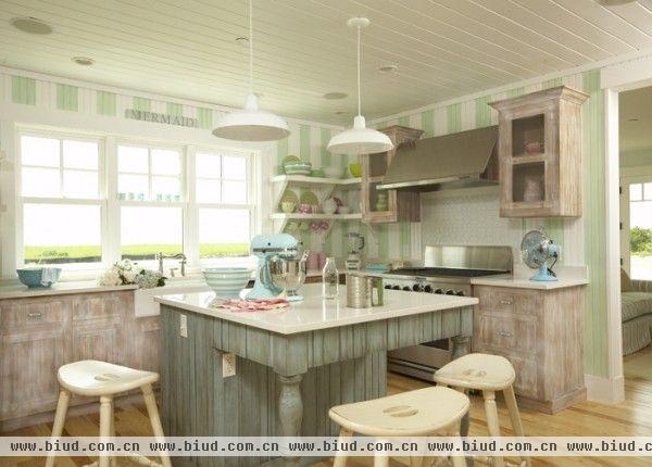 厨房设计的很新颖，可以想象一下家人一起在这里其乐融融的准备美食，温馨和谐的家庭是每个人心中最向往的生活。