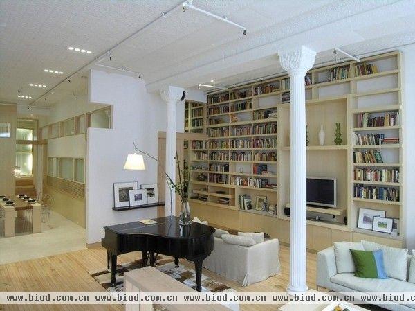 今天为你介绍的这间屋顶公寓位于纽约，由Paul Cha Architect设计完成。住宅以白色和原木色作为主色调，营造出清淡幽雅的室内氛围。钢琴、书架都充满了艺术气息，在简洁的同时不失个性。