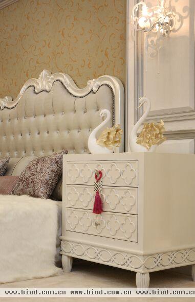 欧式风格卧室床头柜装修效果图片