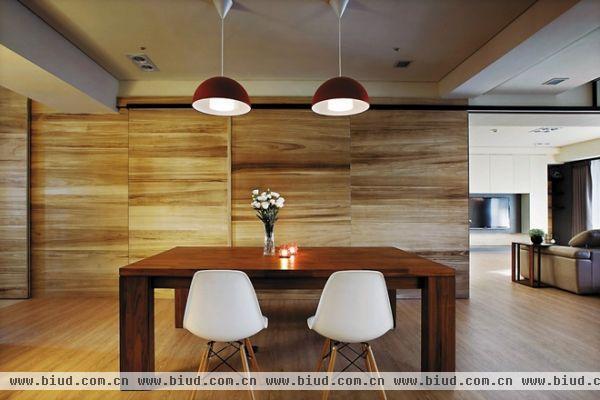 整个空间要说最大的亮点莫过于壁面大量的木材质，视觉上更让空间更具缓冲力。