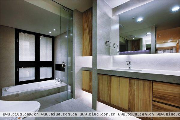 卫生间采用干湿分离，很喜欢卫生间里的镜子，酒店式的浴室设计，很现代化的设计。