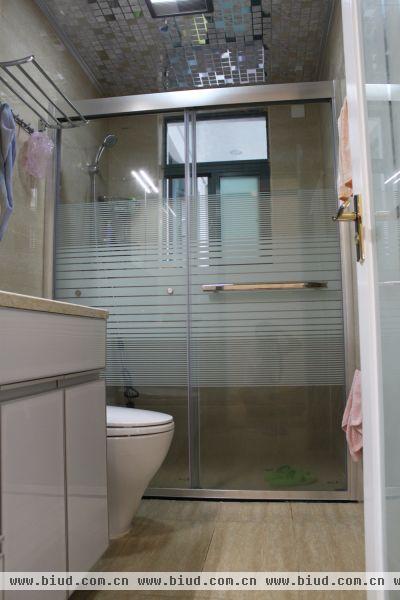 最新时尚卫生间浴室玻璃门效果图