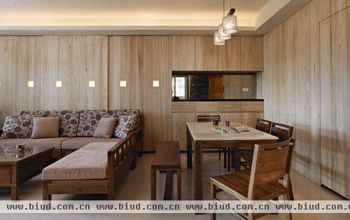 餐厅位于客厅一旁，以开放方式规划，视觉可以穿越客厅，饱览室外自然环境，强调悠閒氛围。