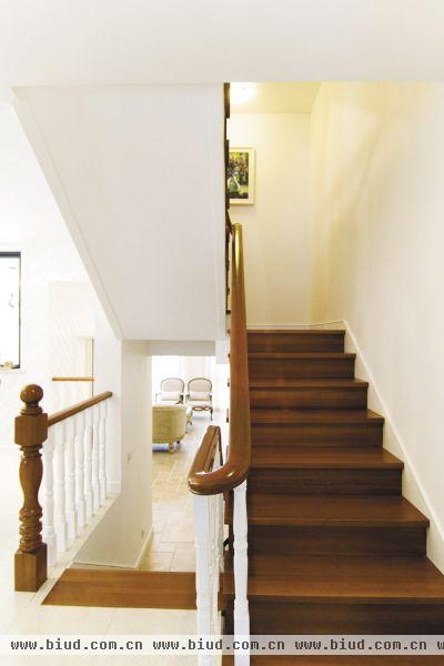 美式风格实木楼梯装修图片