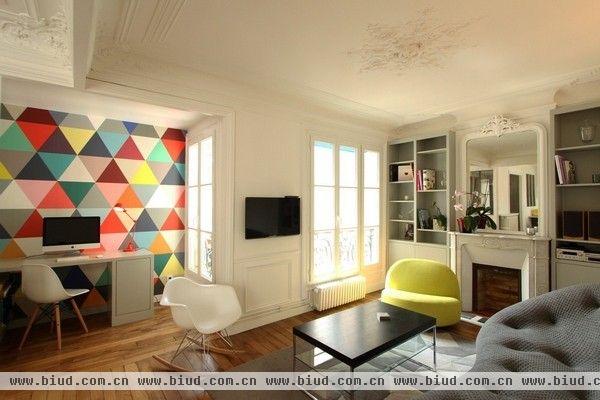 这间住宅的屋主是一家四口，生活在巴黎。住宅本身也特别有巴黎浪漫的味道：七彩色的墙壁背景，给整个空间增添了活力。白色为主色调的厨房，黄色吊灯和小花的点缀又令人眼前一亮。在这炎热的夏季，不妨也考虑给你的家增添一点颜色与风情！