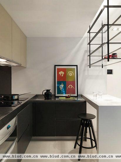 由吧台延伸而成的ㄇ字型操作范围，保有弹性灵活的机能余裕。厨房虽然狭小，但是并不让人感觉到压抑。这不仅是因为开放式设计的关系，同样和厨房的颜色布置有关。灰色与白色的搭配很有现代感。