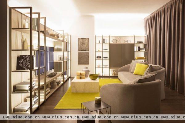 City Life是意大利米兰一间别致的公寓，于2014年竣工。米灰色调十分优雅，穿插搭配，深浅不一，细节精致令人迷醉。设计师通过巧妙的照明营造出温馨的室内环境，照亮了每一个空间。