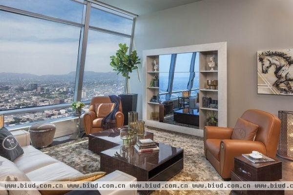 公寓的室内设计由设计师Toan Nguyen打造，旨在满足富豪们的一切需求。芬迪家居给这套公寓提供了全套家具，红棕色的地板搭配上现代气息浓厚的家具，足以显示屋主的品味。除了豪华家具之外，该公寓拥有12英尺高的天花板以及能俯瞰城市美景和圣莫妮卡山的全景窗。