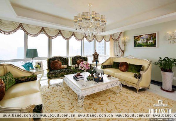 当选择客厅的样式与色调时，业主选择的是同一款式的米色沙发，也就是上面可以清晰看到的米色沙发。设计师与业主的意见相左，设计师向业主解释：“统一的米色沙发更为简洁，也符合您对自己家的定位，而且更加干净。你不是还想要在房间里放置几盆绿植吗，这样的话颜色就较为跳跃，呼应较少，咱们可以在房间中放置几款绿色的家具，比如说单人的绿色沙发，这样整体搭配更加协调。同时，咱们可以选择同色系的画品，提升整体的感觉。”业主爽快的认同了设计师的想法，当整体效果出来之后，业主向设计师伸出了大拇指：“幸亏当初听你的建议，果然不错!”