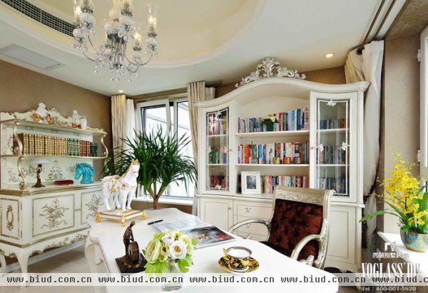 白色调的书房简约、干净，充满着自然风情。书桌上的白色宝马摆件，窗台上的嫩黄色的花卉，设计师将每个小装饰品都赋予了特别的意义，组合成书房这一空间静谧宁和的韵味。