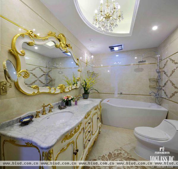 白色大理石台面，金色镶边镜面，纯白与纯金，华贵与简约，在卫浴间得到完美碰撞。