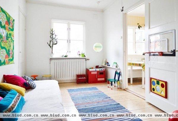营造居家暖度 瑞典76平彩色公寓