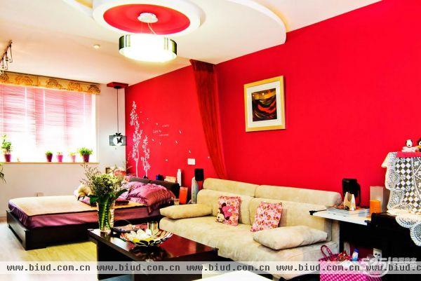 客厅和卧室采用红色+黑色，是不是时尚的色彩搭配呢！不得不说这么大胆的色彩让空间很出挑。