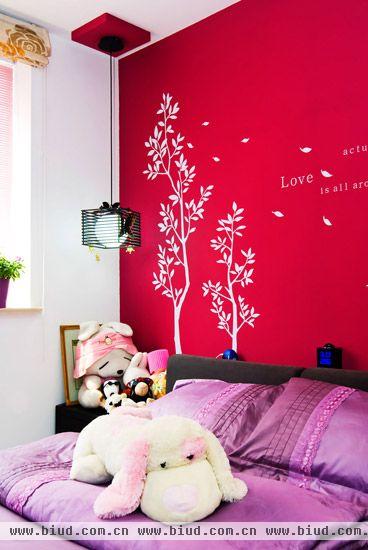 粉色的床单布艺和百叶窗，红色背景墙上手绘树随风吹落叶，床上小小床点让你时时拥有一颗小女孩的心。