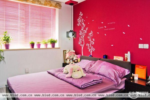 粉色的床单布艺和百叶窗，红色背景墙上手绘树随风吹落叶，窗台边精心布置的小盆景，这一切都让人如置梦境，时时拥有一颗小女孩的心。