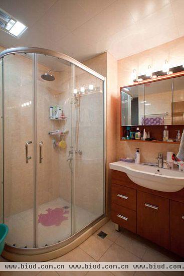 卫生间的设计，主要考虑到客户洗衣机放在里面，所以让顾客定制了淋浴房，这样可以避免水淋湿洗衣机，对洗衣机造成损害。