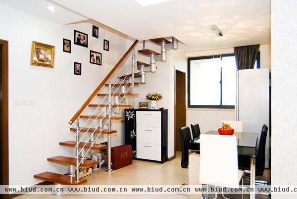 楼梯处为避免单调设计师建议将一家三口平时的生活照片贴在楼梯墙面处。