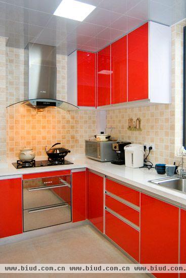 厨房加入一些红色元素，活化空间，厨房不会显得那么沉重。