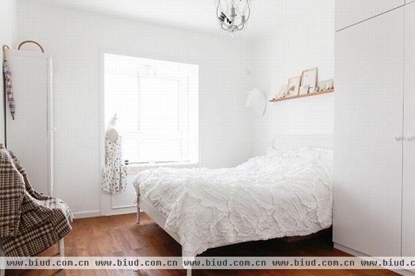 主人的小卧室，白色的设计显得空间大而明亮，很安静恬淡的感觉。