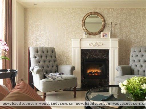 客厅以英式古典及乡村风的设计语调，营造出空间的温度，更将家具，壁炉挂件纳为设计表情。
