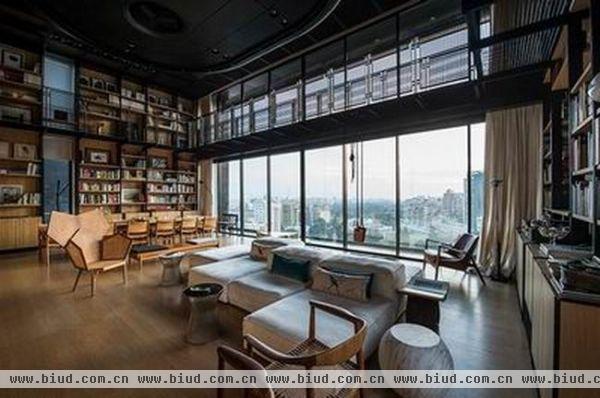 你绝对想不到原本这个地方是一个工作室和员工宿舍，位于黎巴嫩贝鲁特的顶楼住宅 ，以三层为基础结构，因其拥有优越的地理位置，所以可把城市全景都观赏遍，以两层楼高所打造的首层四周都是由落地玻璃和书架构成，包括客厅，饭厅，厨房，卧室等，而最让人感兴趣的就是第三层能观赏外景的露天游泳池。
