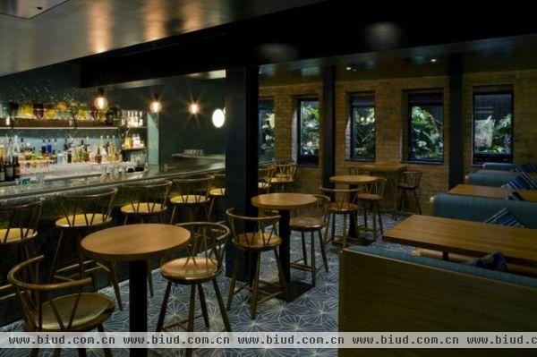 英国伦敦Lima Floral餐厅，上下两层空间面积约为200平米，下层为餐厅，裸露的墙砖被刷上了白色涂料，以几何元素以及海洋生物为灵感，简约又创意，楼上则是酒吧，暗调颜色和灯光搭配，质朴魅力。 