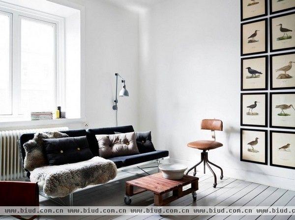 今天为你介绍的这间新翻修的公寓位于斯德哥尔摩，住宅是典型的北欧风格，白色的主色调构筑起简洁大气的风格，黑色的强烈对比又使得空间带有现代的气氛。