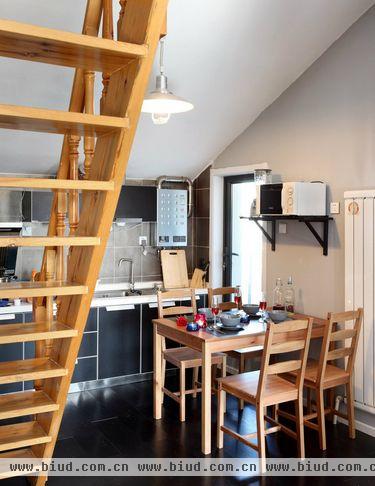 开放性的厨房和餐厅让空间更为开阔，顺原木梯子而上，挑高隔断出的小客房，可以招待偶尔留宿的朋友。