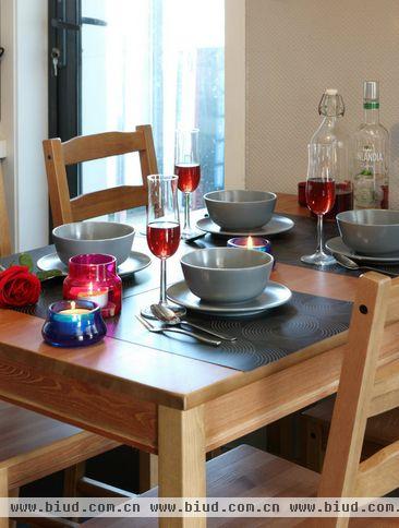 木质感十足的餐桌，在实用的同时，又多了几分田园风格，使得空间感很强。