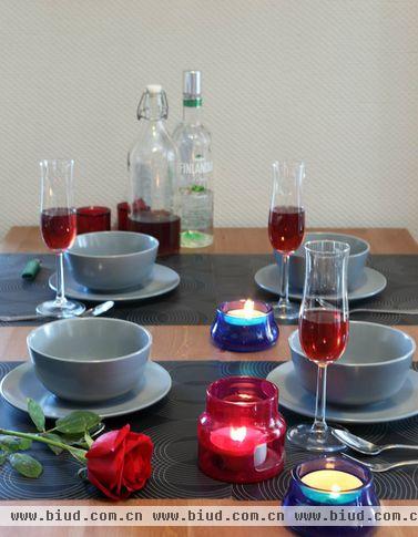 木质餐桌搭配灰蓝餐具，低调又有质感。红酒是唐钰涵母亲自己采摘的葡萄酿制的，口感甚好。