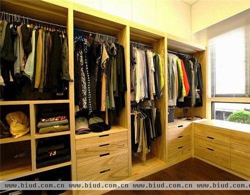 衣柜以实木打造，抽屉、挂钩、和收纳格的设计让收纳功能更加丰富，让衣帽间有条不紊。