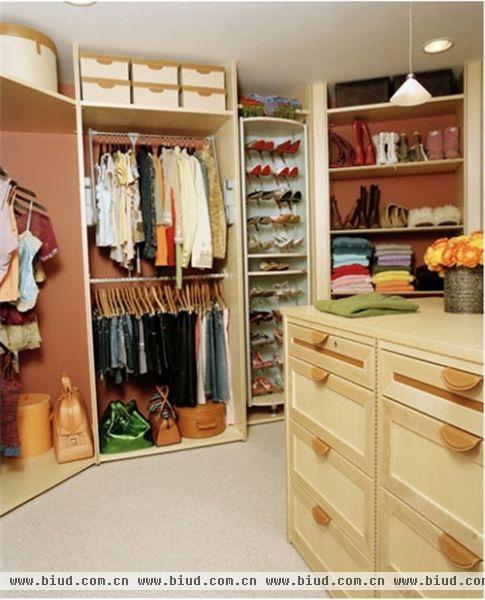 自然素净的衣帽间，收纳柜色彩的运用非常适合女孩衣物的收纳。由几个衣柜拼成的具有弧度的大衣柜，增加了几分可爱。