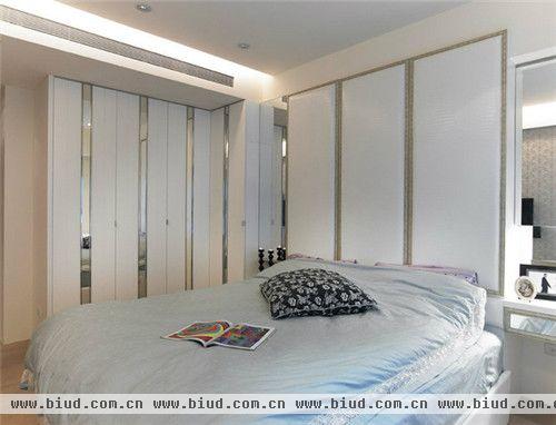 主卧衣柜使用白色烤漆搭配明镜线条，与床头白色绷布共筑明亮视野。
