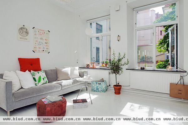 这间迷人的小公寓位于瑞典哥德堡一座上世纪的建筑内，面积约为33平米，屋主单身居住，所以一切以自己喜欢舒适为主，将睡床安排在了客厅沙发旁，白色为底的空间，十分良好的采光，加上低矮的家具，绿植点缀，小空间依旧可以温馨舒适！ 