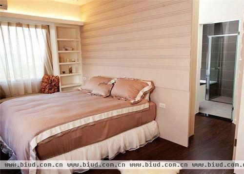 主卧室-巧藏于床头造型板之下的是更衣室以及主卫浴，而桃红躺椅为空间带上一抹浪漫绮想。